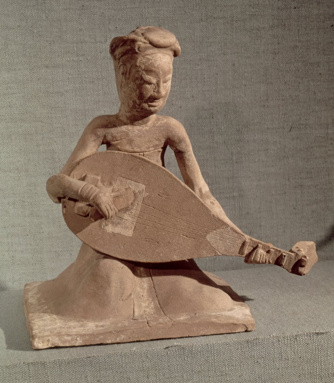 Siddende musiker, der spiller en lut, fra general Chang Shengs grav, Anyang, Honan, Sui-dynastiet, 595 AD (stentøj) af Chinese School