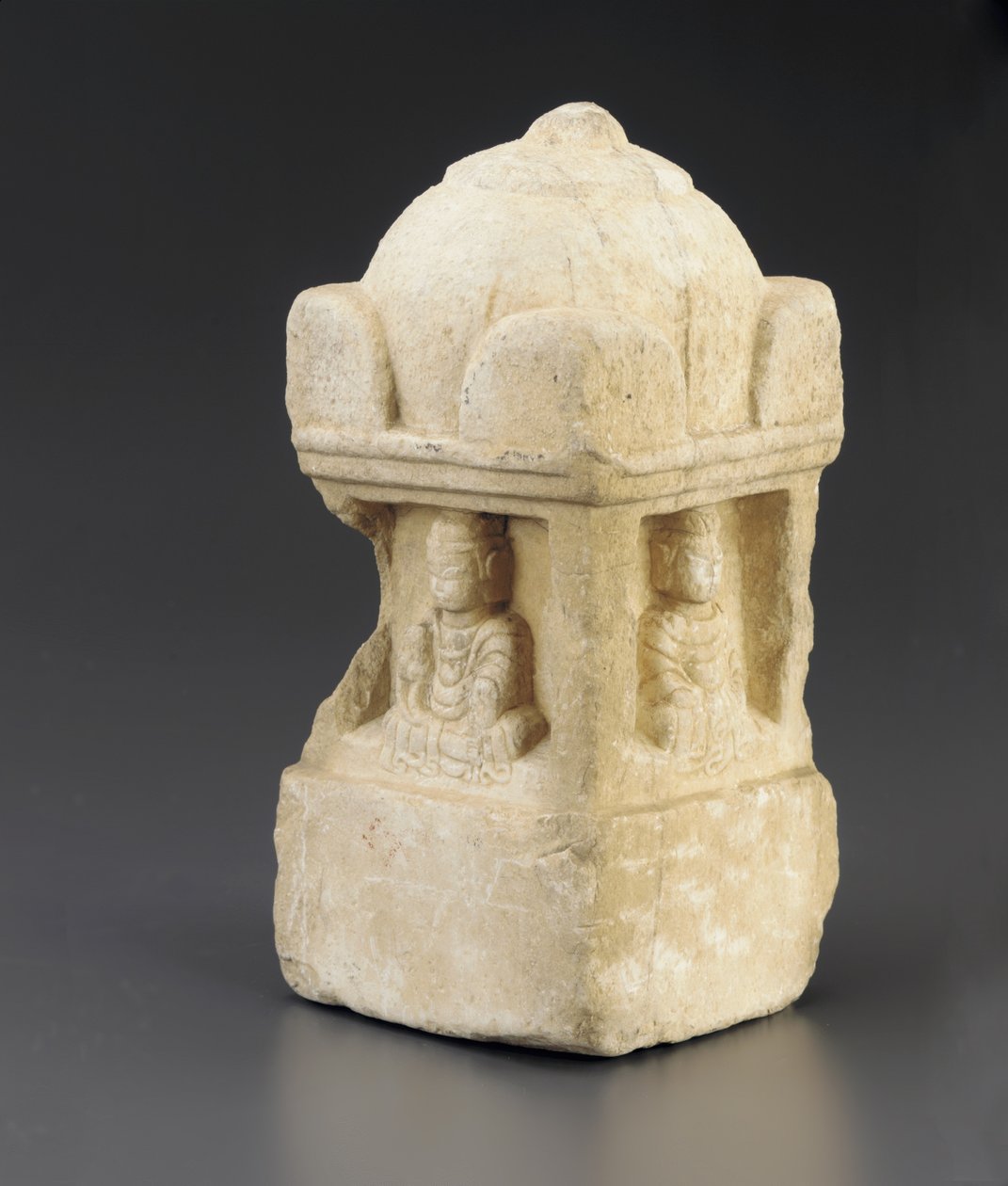 Lille stupa, hvælvet tag og buddhistiske figurer, der indtager fordybninger på alle 4 flader, firkantet piedestal, Opdelingsperiode, 557-581 af Chinese School