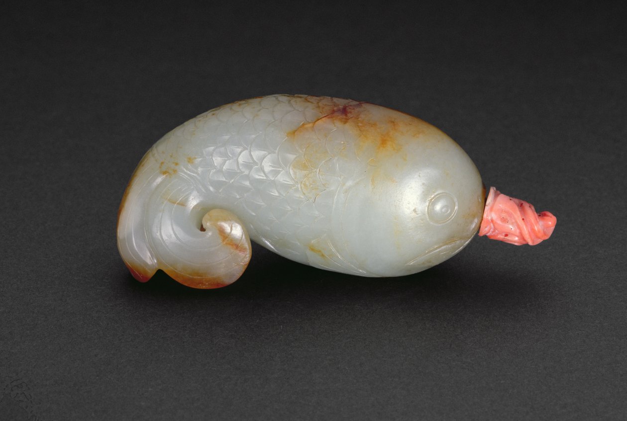 Snusflaske i form af en fisk med krøllet trefoil-hale (celadon og koraller) af Chinese School