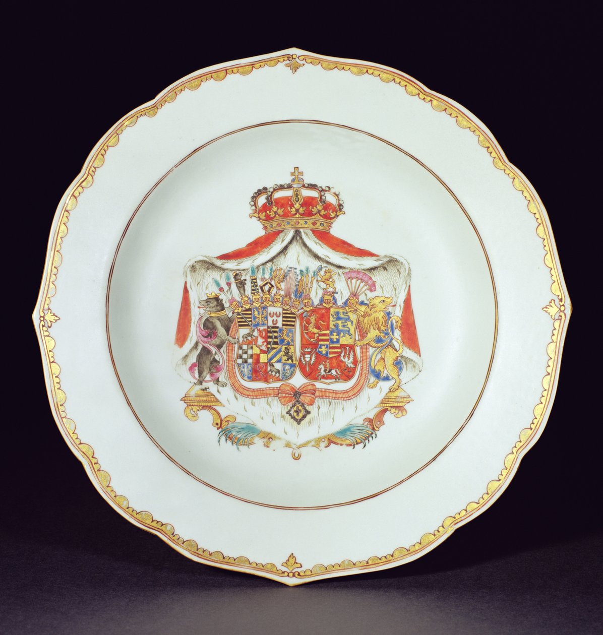 Suppetallerken dekoreret i forgyldt og emaljeret med våben af Christian Auguste, Prins af Anhalt-Zerbst (1690-1747) og Johanna Elizabeth af Holstein-Gottorp (1712-60), forældre til Katarina den Store af af Chinese School