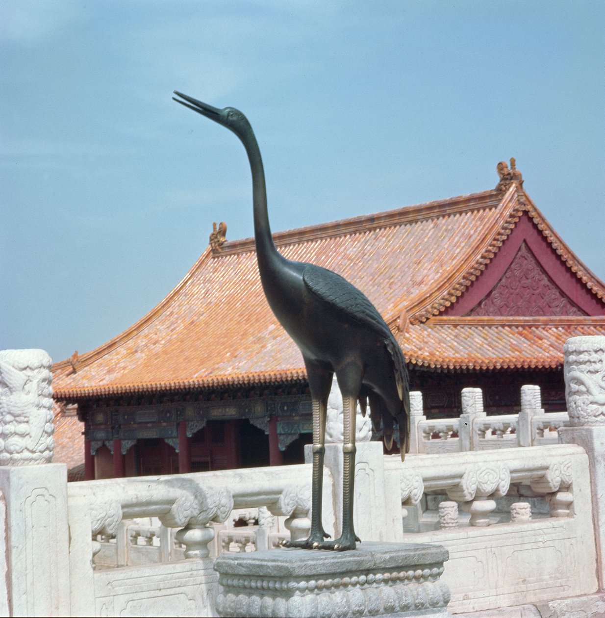 Statue af en stork med en sidepavillon af Hall of Supreme Harmony i baggrunden, Ming-dynastiet af Chinese School