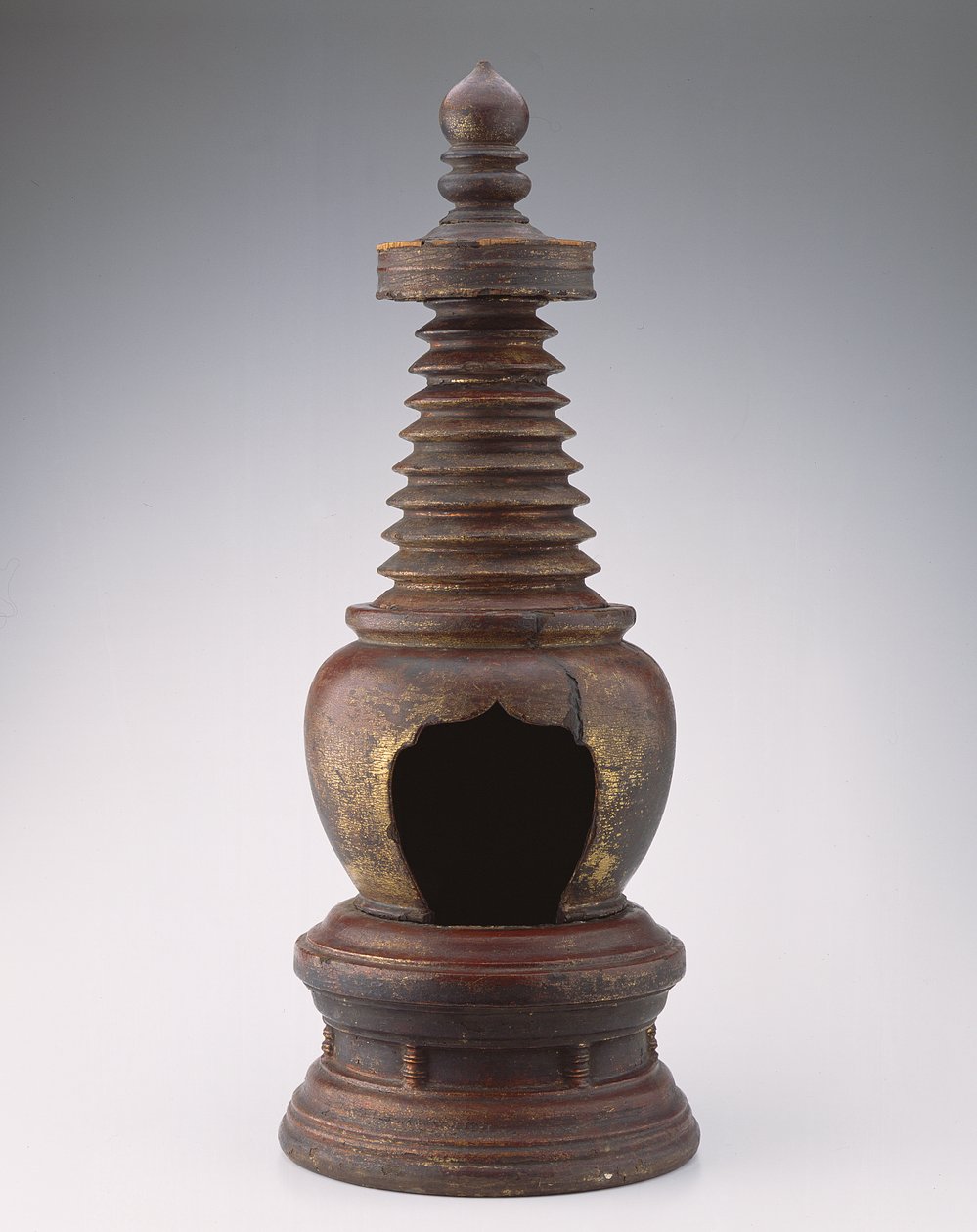 Stupa, Ming-dynastiet (1368-1644) (lakeret træ og guld) af Chinese School