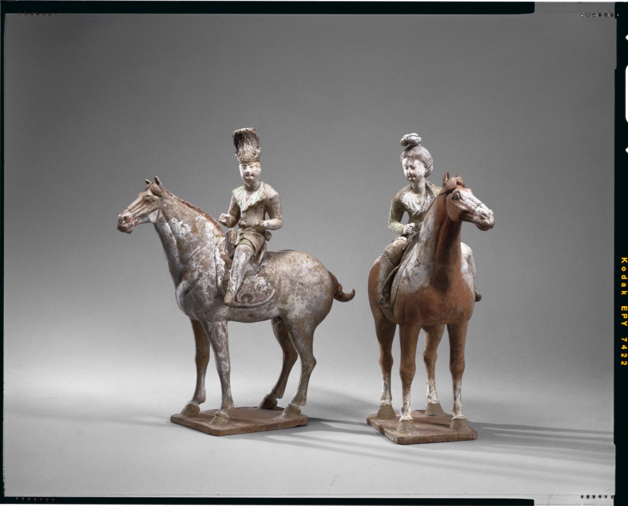 To rytterfigurer, Tang-dynastiet (lertøj med pigment over hvid grund) af Chinese School