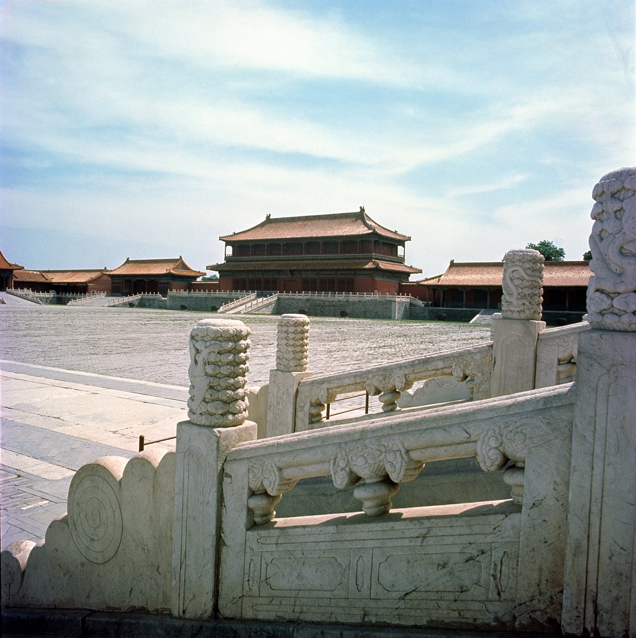 Udsigt over den centrale rampe, der fører fra Hall of Supreme Harmony, Ming-dynastiet 1420 af Chinese School