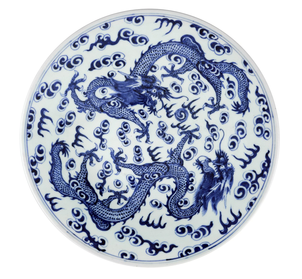 Hvid og blå plade med to drager med fire kløer og stiliserede flammer og skyer, 1662-1722 (keramik) af Chinese School