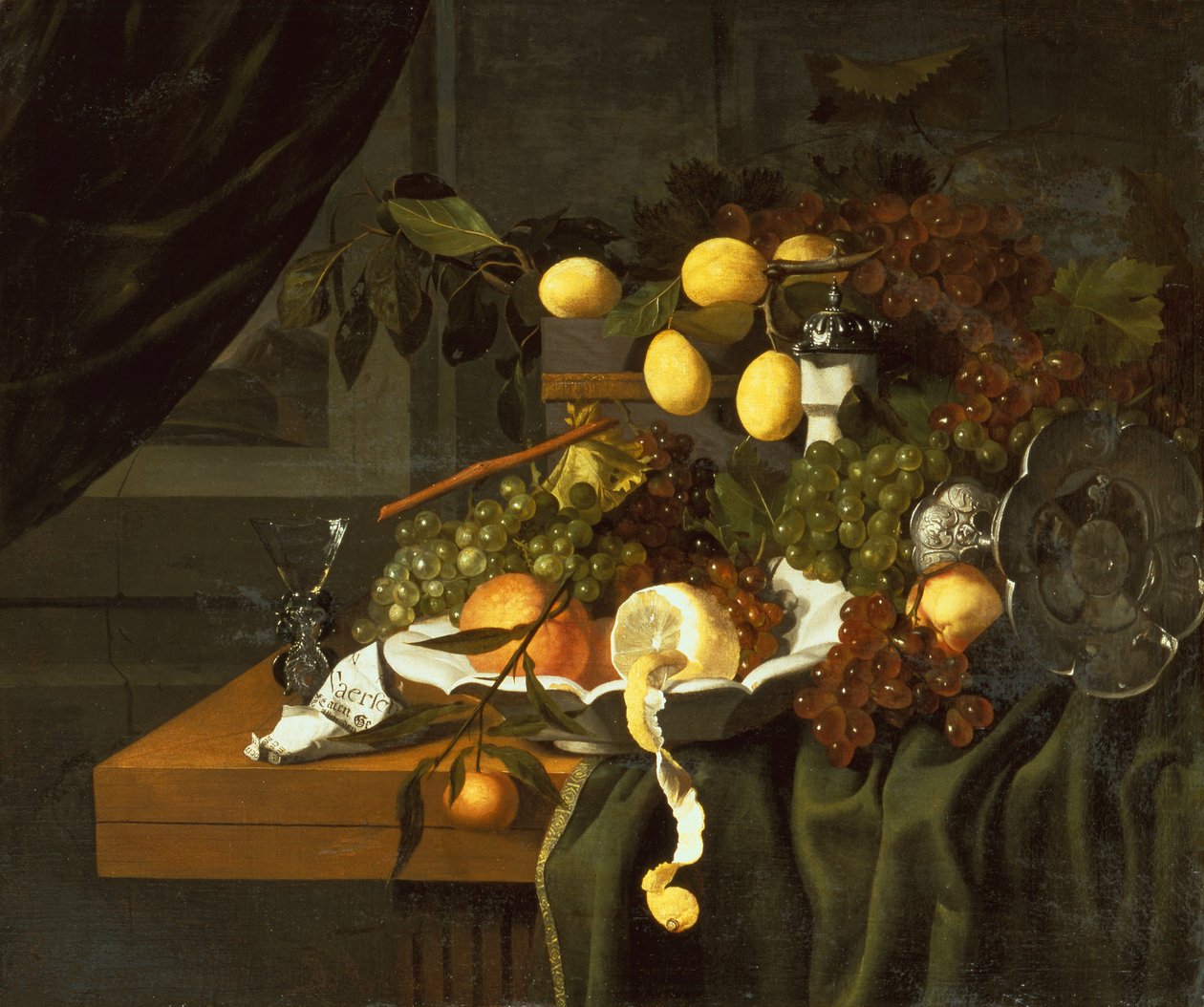 En skrællet citron, appelsiner og druer i et fad (olie) af Christiaan Luykx or Luycks