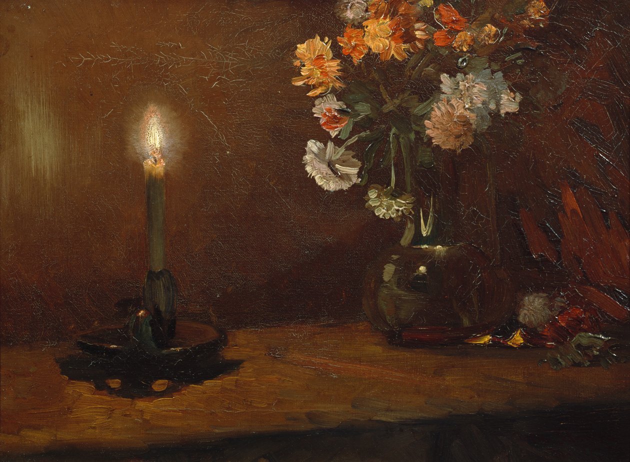 Arrangement med stearinlys og blomster i vase af Christian Eriksen Skredsvig