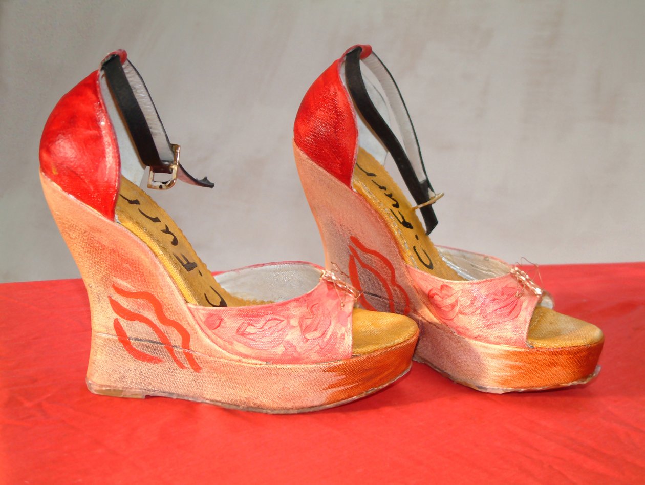 Baisse, Moi, Painted Dehavilland Heels Shoes, 2006 (skulptur) af Christian Furr