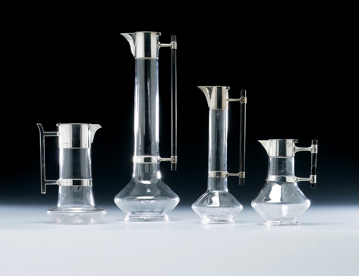 En sølvmonteret claret kande og andet glas af Christopher (attr. to) Dresser
