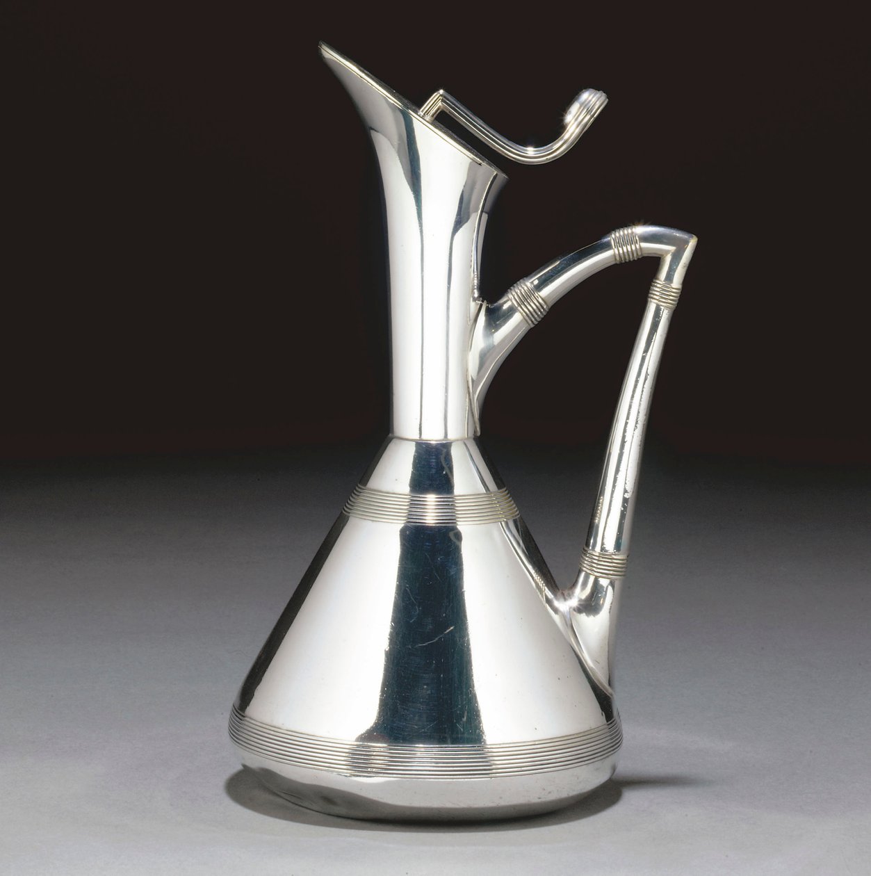 En Ewer af Christopher Dresser