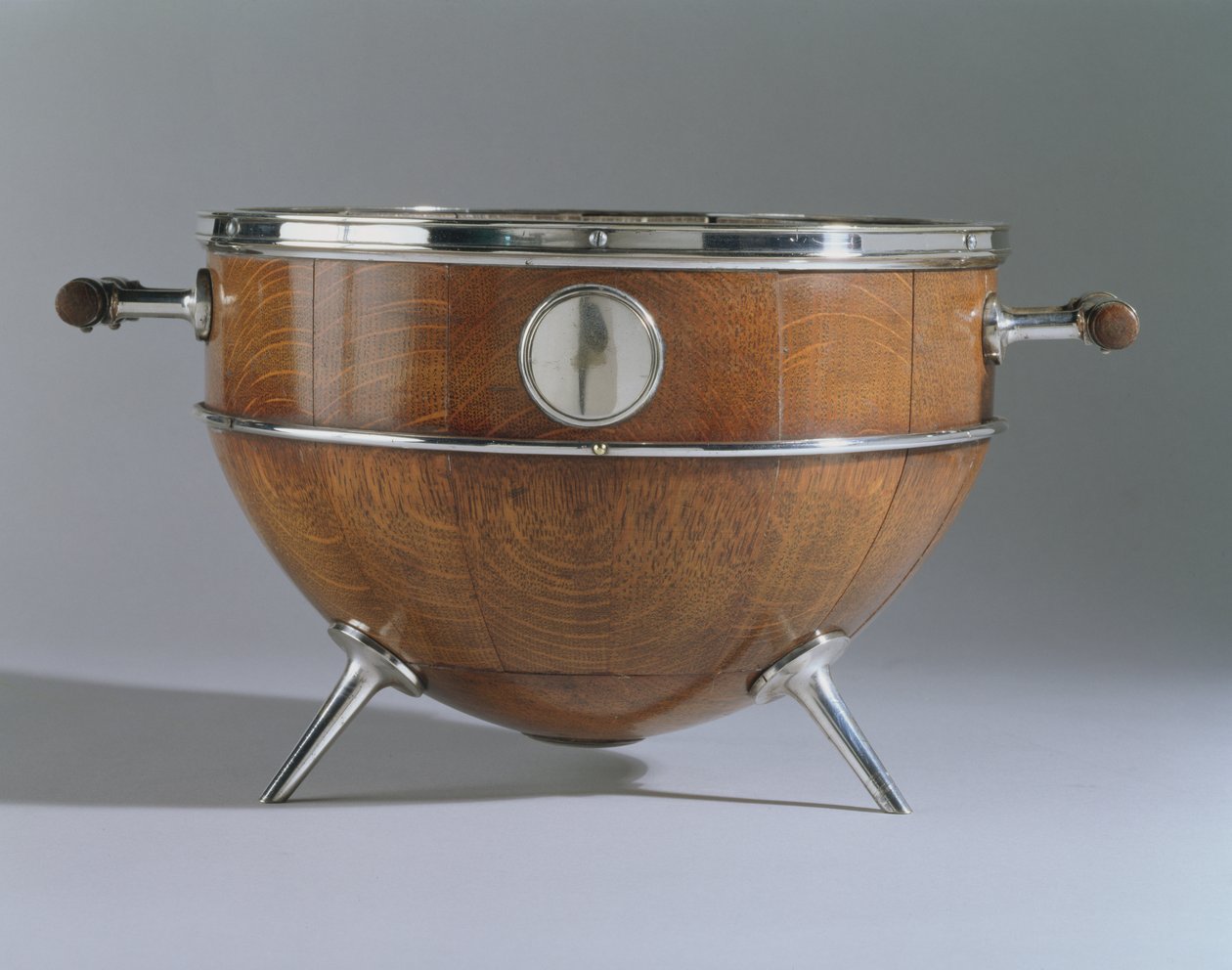 Skål, 1880 (kvartede eg, galvaniseret sølv og glas) af Christopher Dresser