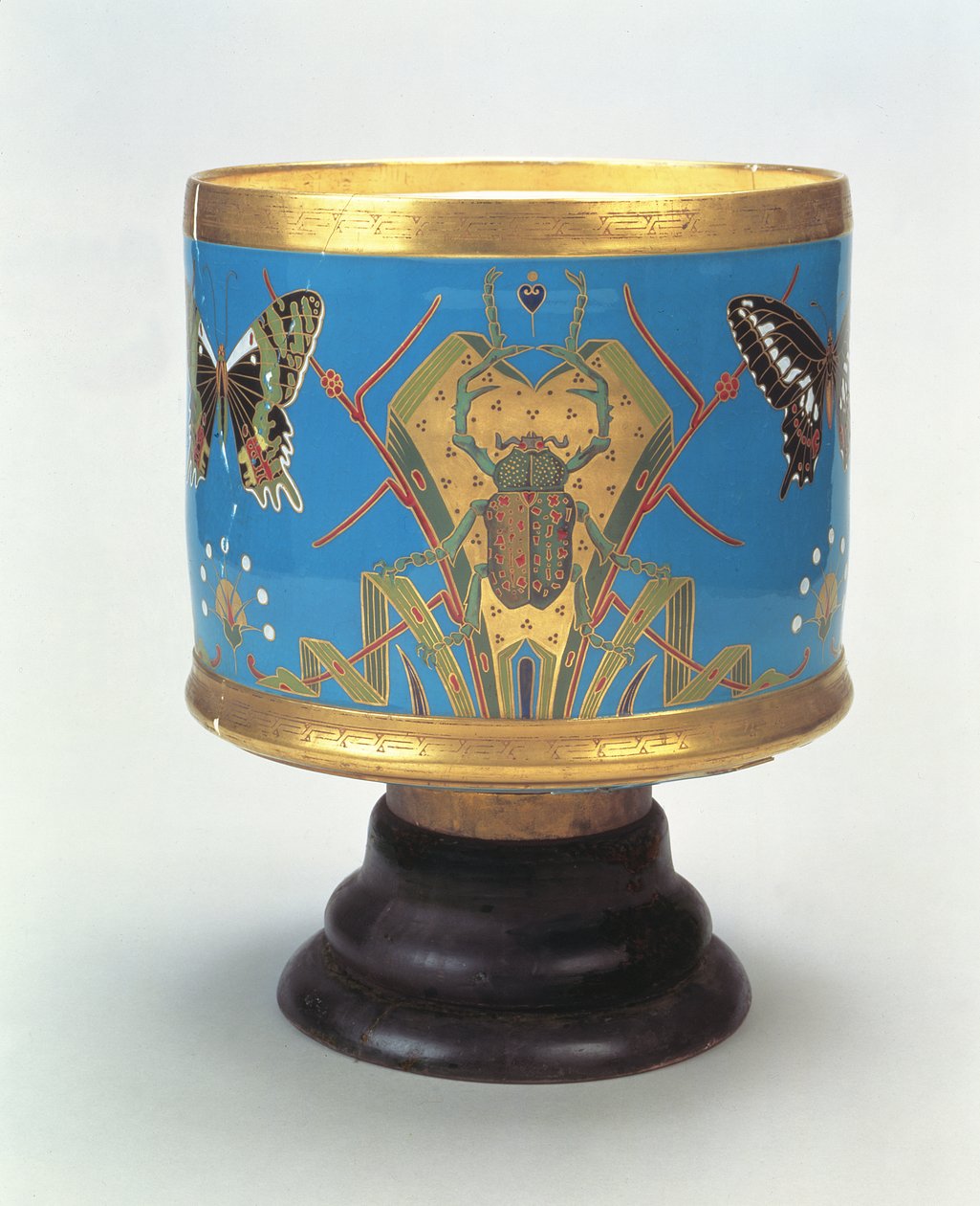 Jardiniere dekoreret i efterligning af cloisonne med biller og sommerfugle, Minton & Co., 1867 (porcelæn med træbund) af Christopher Dresser