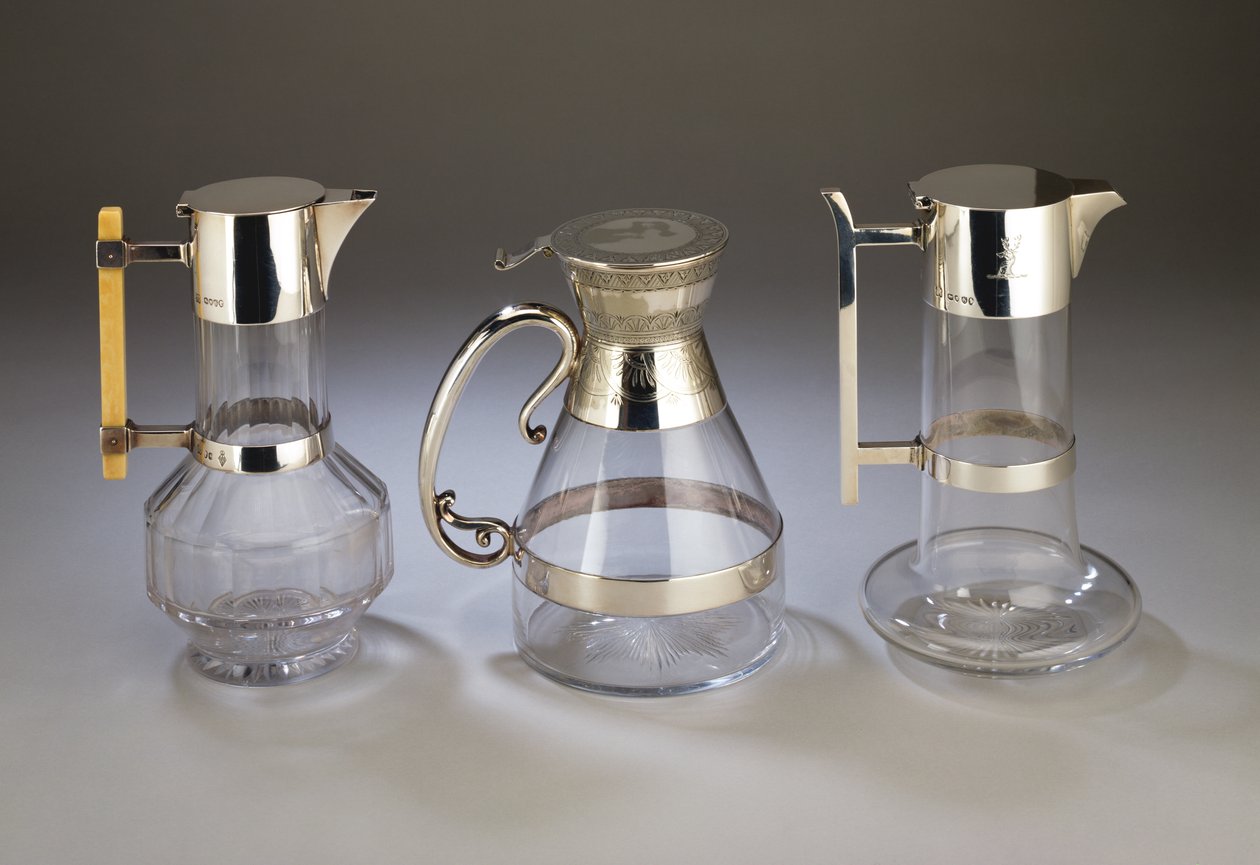 Sølvmonteret claret kande, 1882; galvanisk monteret claret kande med æstetisk stil dekoration til monteringer; sølvmonteret claret kande, 1880, alt fremstillet af Hukin & Heath (skåret glas) af Christopher Dresser