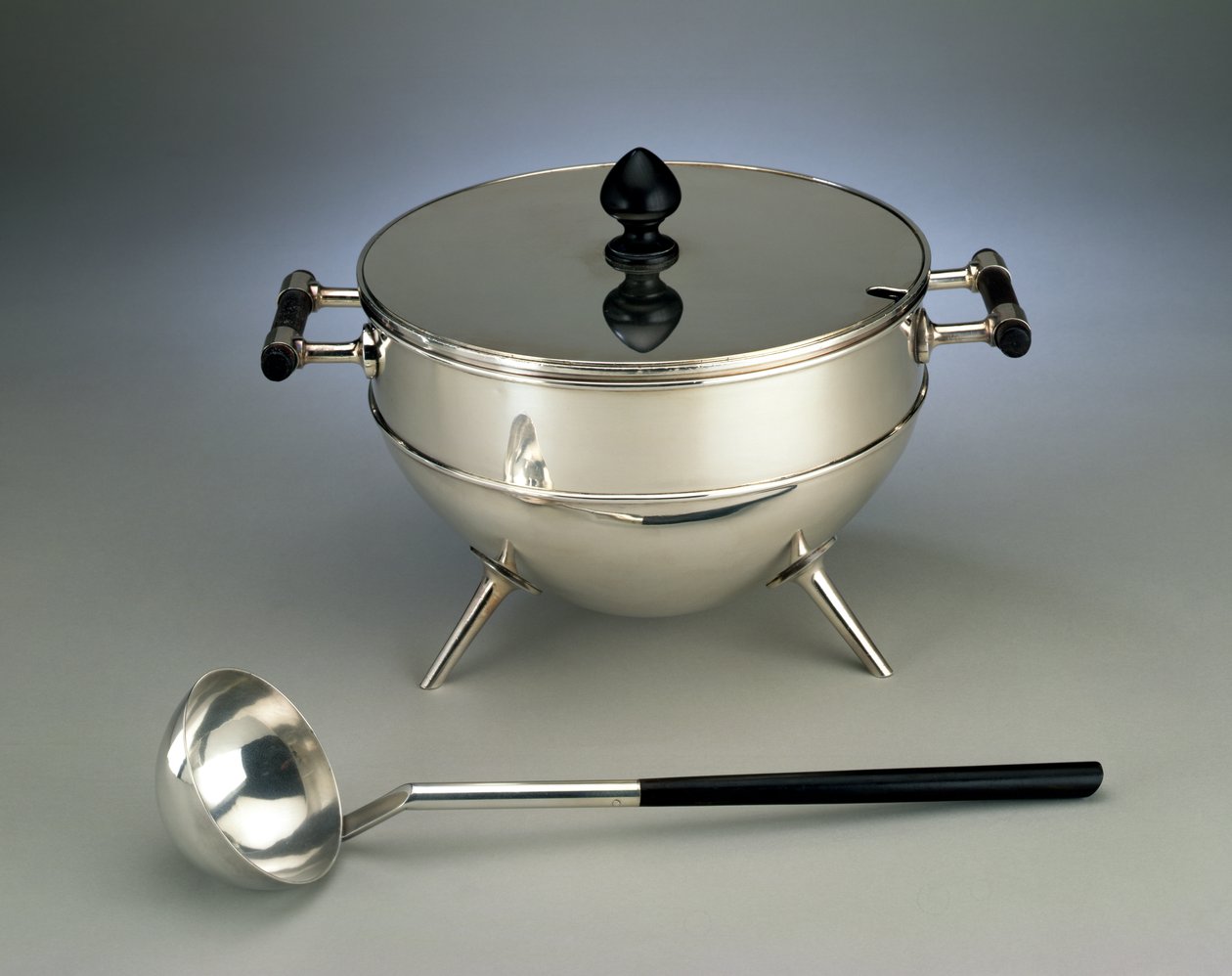 Suppeterrin og øske, fremstillet af Hukin & Heath, 1880 (elektroplade og eboniseret træ) af Christopher Dresser