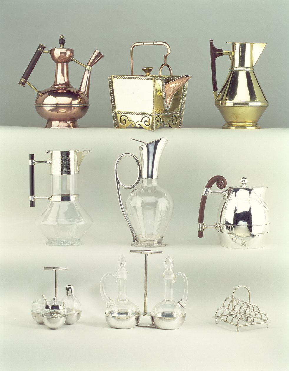 Top, L-R: Orientalsk kaffekande, Benham & Froud, ca. 1888 (messing, kobber og træ); japansk nittet firkantet tekande, Benham & Froud, ca. 1888 (kobber og messing); Claret Jug, Richard Perry, Søn & Co., ca. 1880 af Christopher Dresser