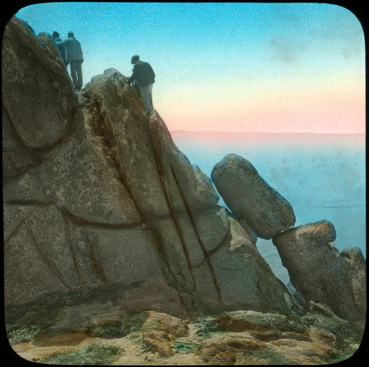 Bestigning af Logan Rock, nær Treen, Cornwall, slutningen af det 19. eller begyndelsen af det 20. århundrede. af Church Army Lantern Department