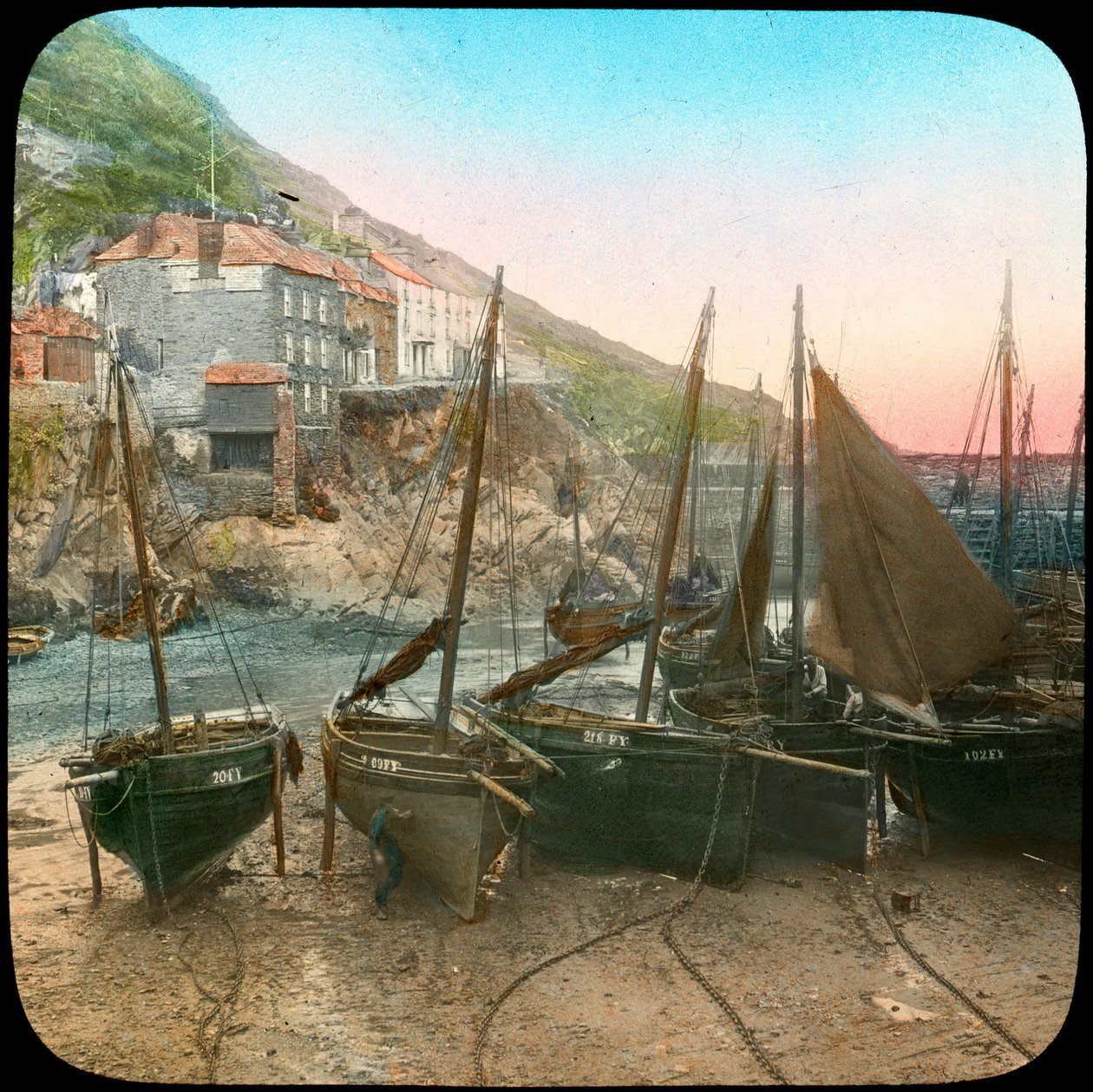 Fiskerflåde ved lavvande, Polperro, Cornwall, slutningen af det 19. eller begyndelsen af det 20. århundrede af Church Army Lantern Department