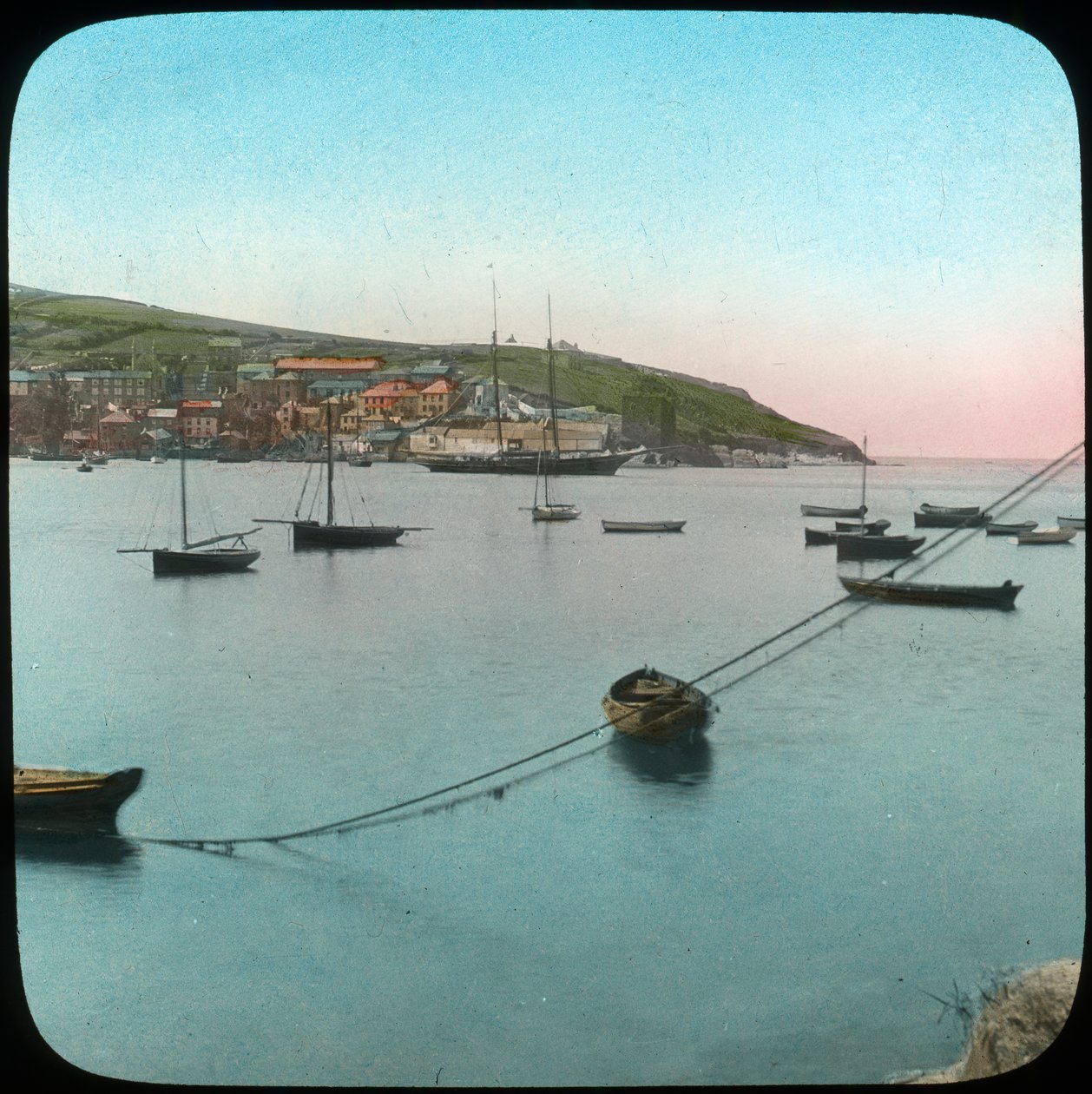 Polruan fra Fowey, Cornwall, slutningen af det 19. eller begyndelsen af det 20. århundrede. af Church Army Lantern Department