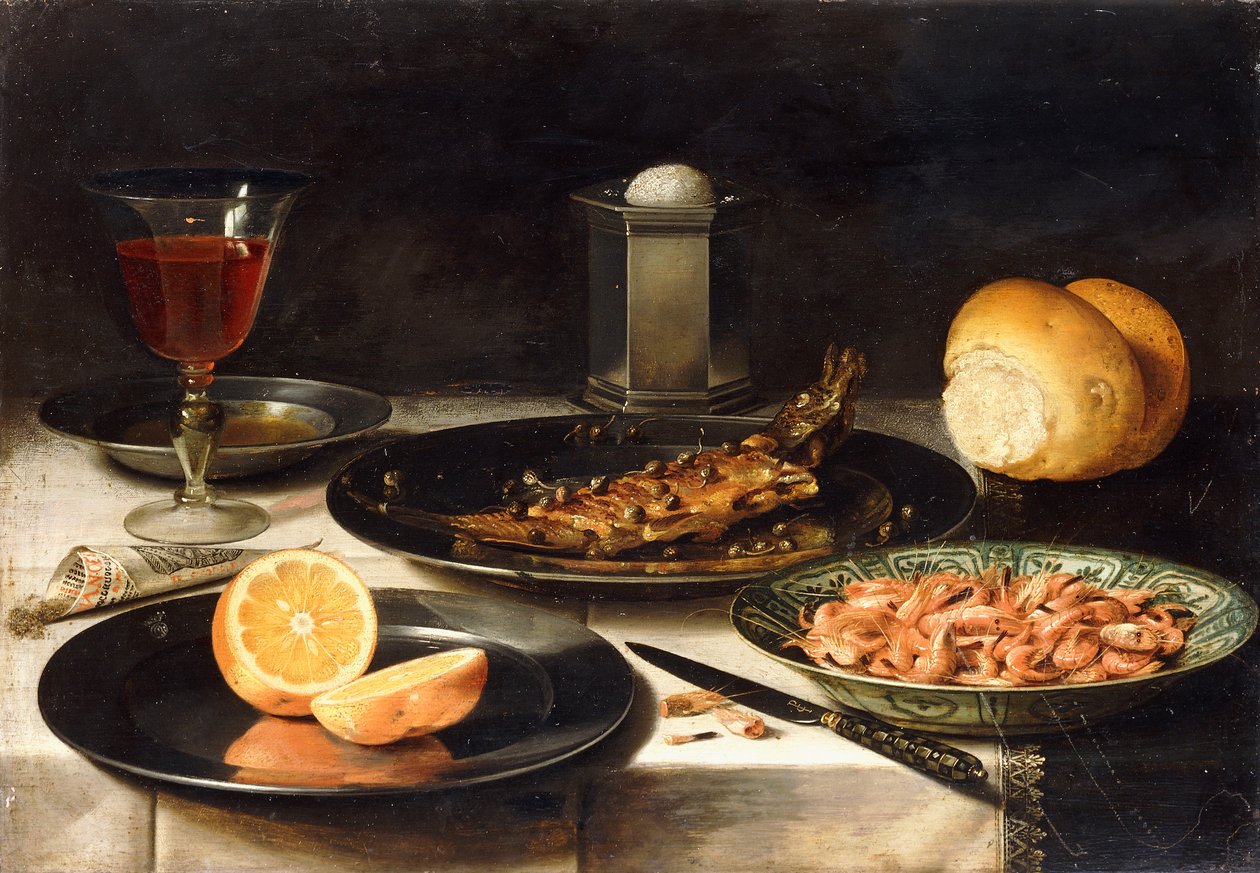 En sild med kapers og en skåret appelsin på tallerkener og en skål rejer på et bord, af Charlotte Evans