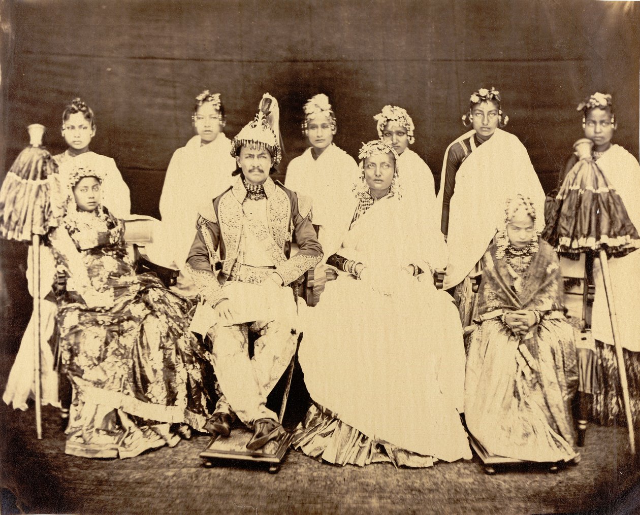 Jung Bahadoor med sin hovedkone, 2 døtre og slavepiger af Clarence Comyn Taylor