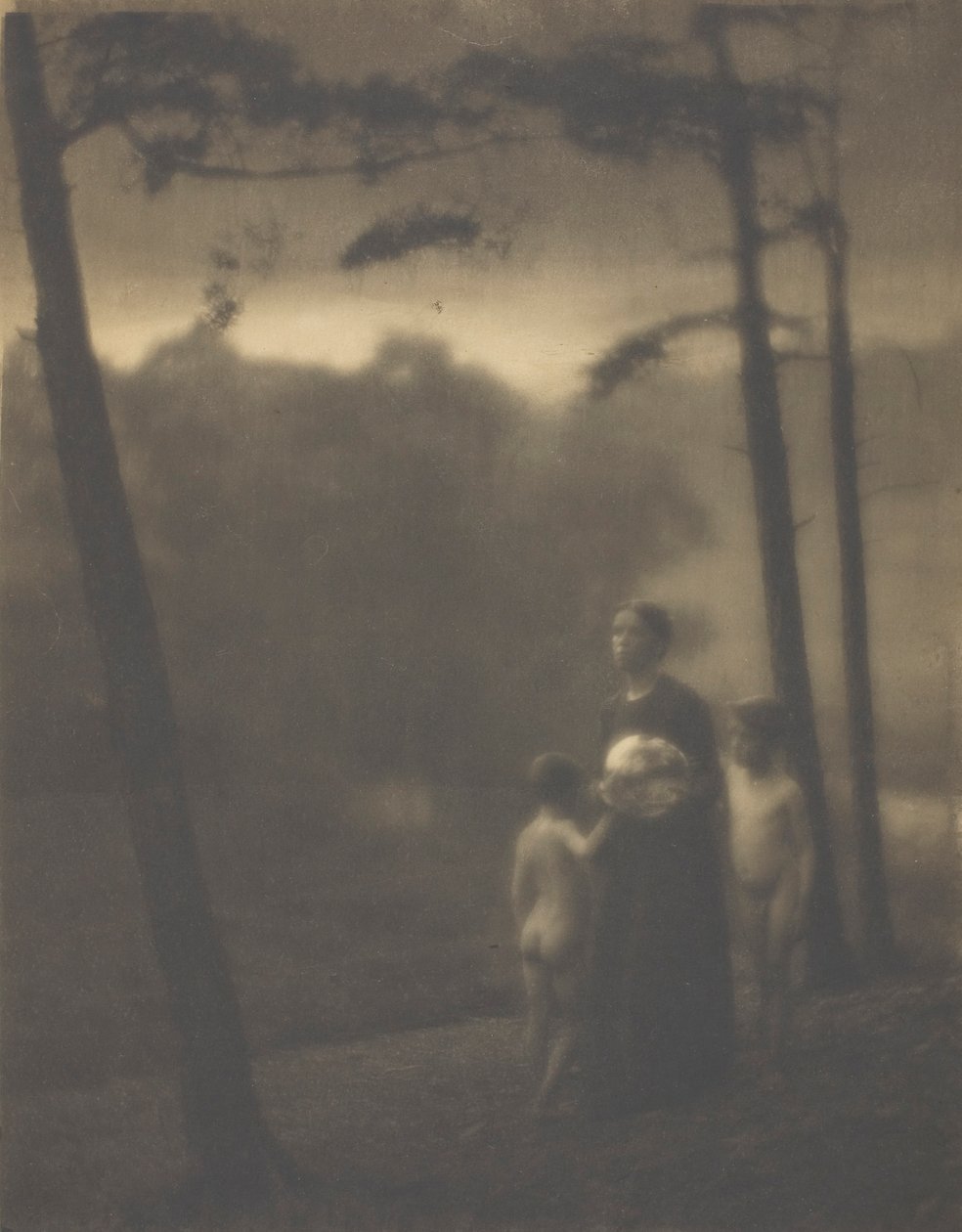 Aften — mor og drenge, 1905. af Clarence H White