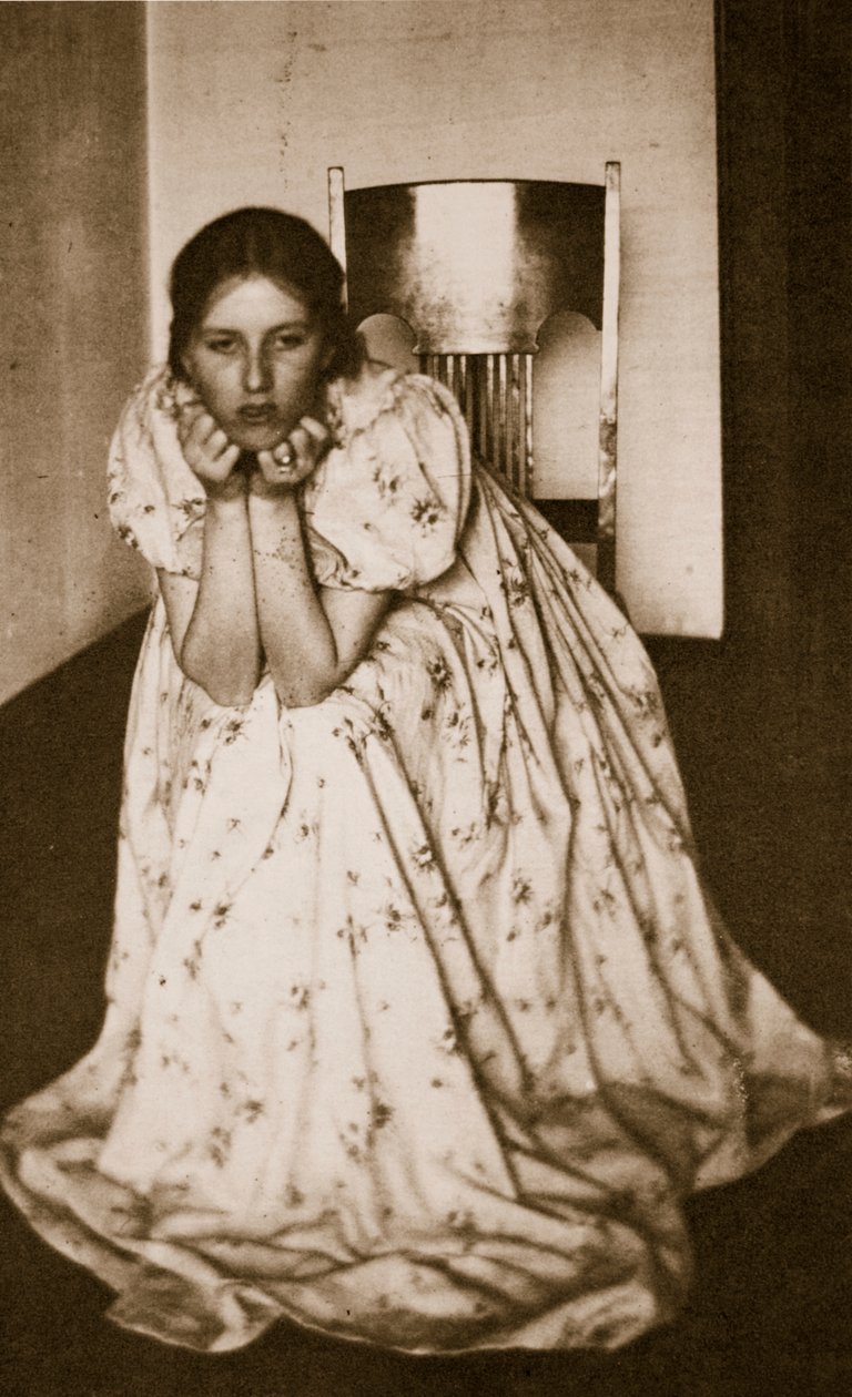 Pige i en blomstret kjole, ca. 1910 (fotogravure) af Clarence Henry White
