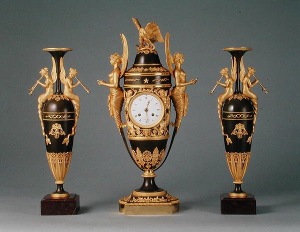 Et Empire-vase-ur og et par vedhængsvaser, ca. 1810 (patineret bronze og ormolu) af Claude (attr. to) Galle