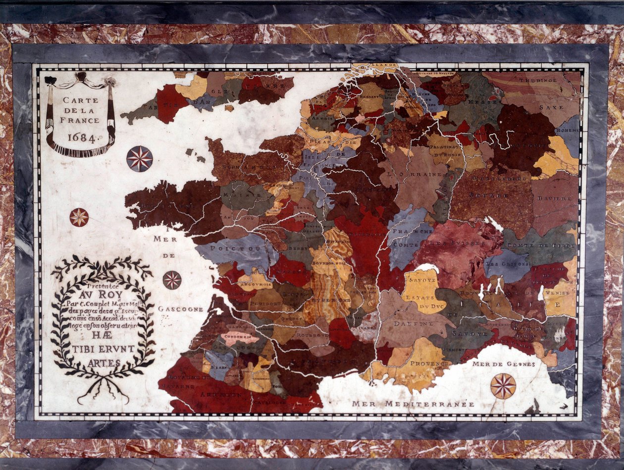 17. århundrede kort over Frankrig med decoupage af forskellige regioner. Bord ebene Napoleon III, der understøtter en mosaikplade af hårde sten, marmor og albatre repræsenterende Frankrig omkring 1684, bordplade er en del af Marie-Antoinettes møbler på Gra af Claude Antoine Couplet