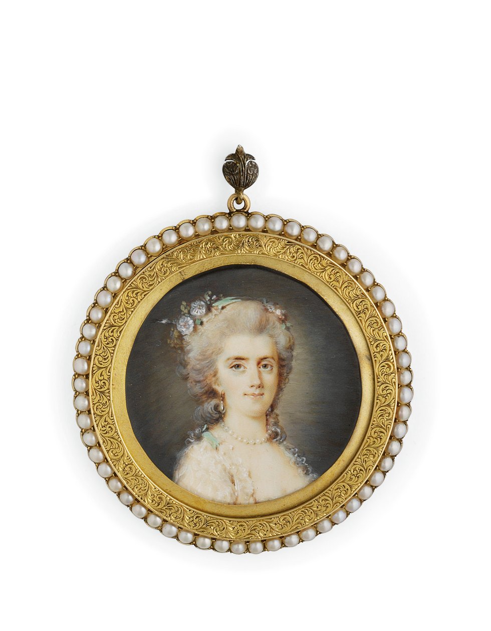 Comtesse Diane de Polignac, i decolleté-hvid kjole, blomster og pebermyntegrønt bånd i sit opslåede pudderhår, iført perlehalskæde og øreringe (akvarel på elfenben i forgyldt metalramme med spaltet perlekant) af Claude Jean Baptiste (attr. to) Hoin