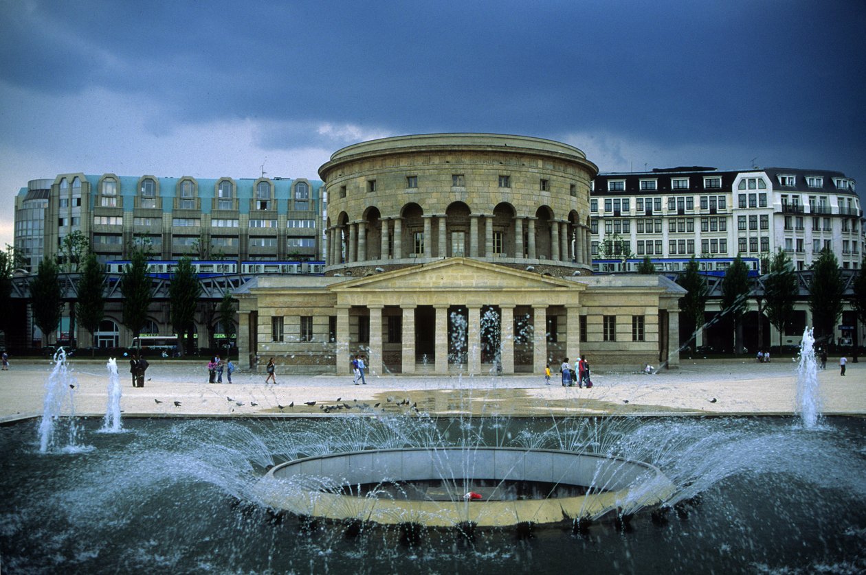 Arkitektur: udsigt over Rotunda de la Villette (Rotunda Ledoux) (1784-1789) lavet af arkitekten Claude Nicolas Ledoux (1736-1806). Paris, Place Stalingrad. af Claude Nicolas Ledoux