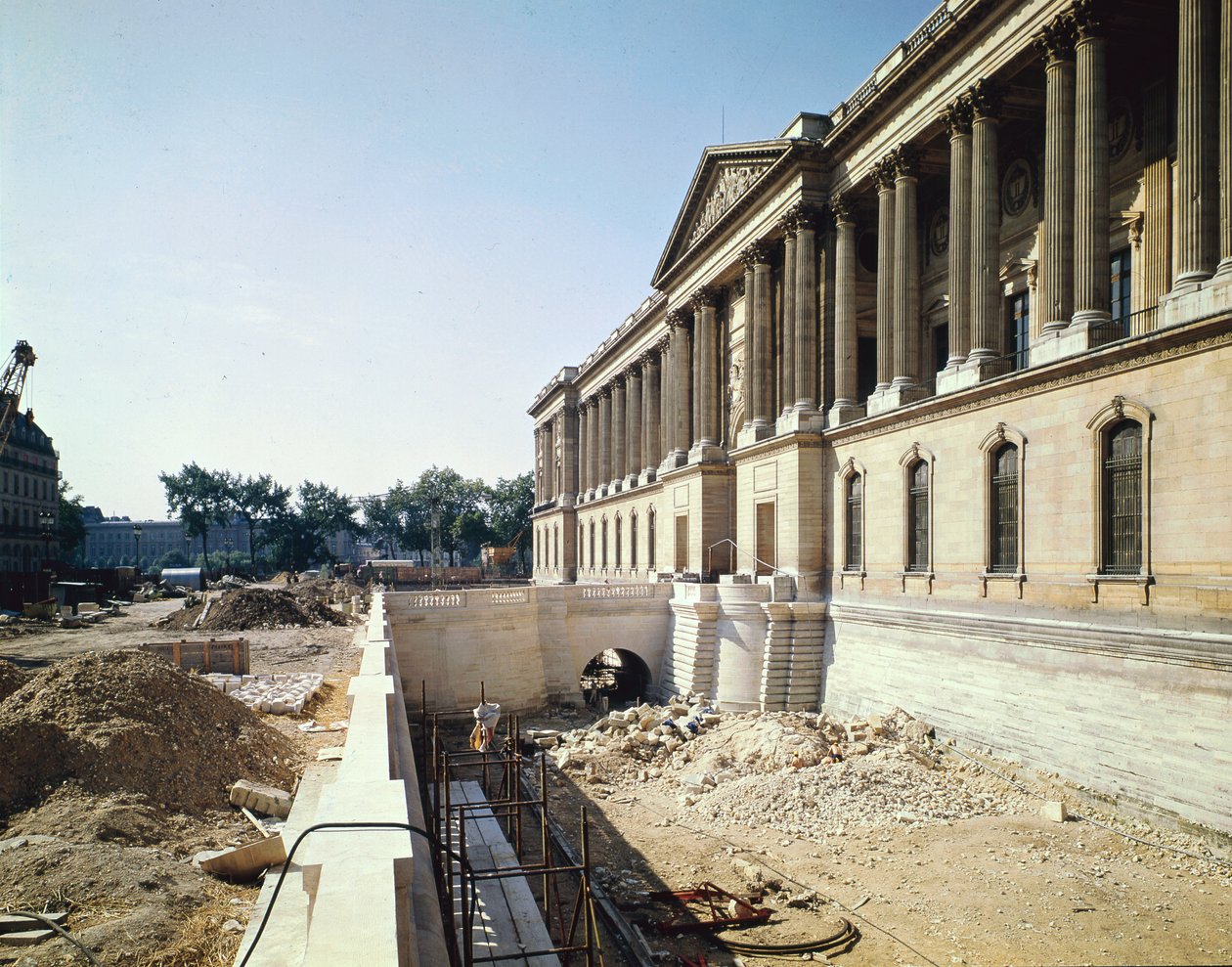 Louvres søjlegang fotograferet under restaurering, 8. september 1966 af Claude Perrault