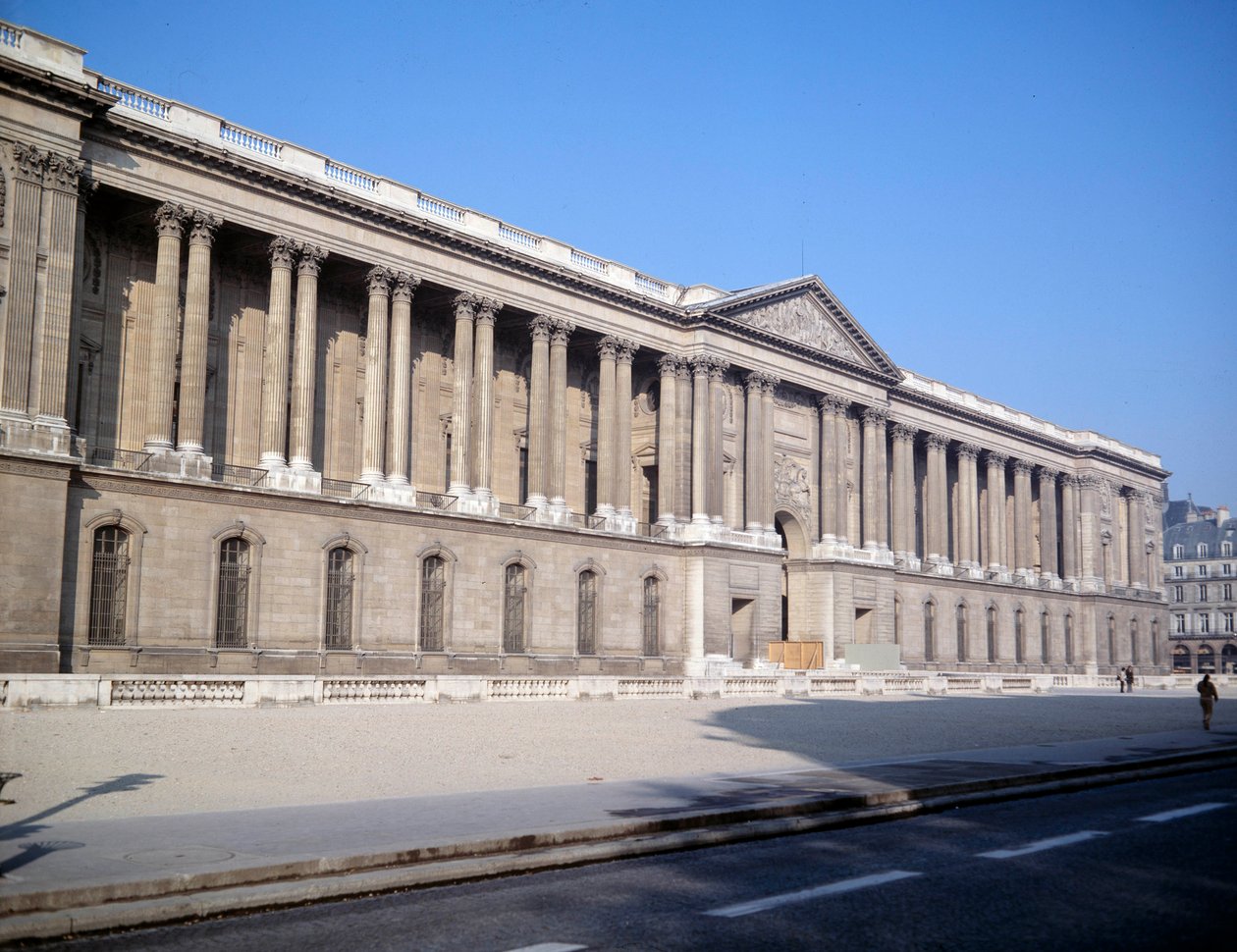 Udsigt over Palais du Louvre og søjlegange. Skabt af arkitekten Claude Perrault (1613-1688) af Claude Perrault