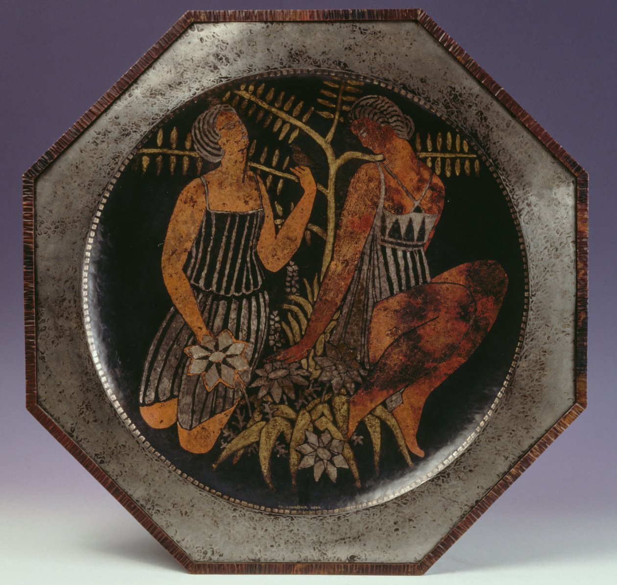Ottekantet messingplade med to figurer af unge piger og et træ af Claudius Linossier