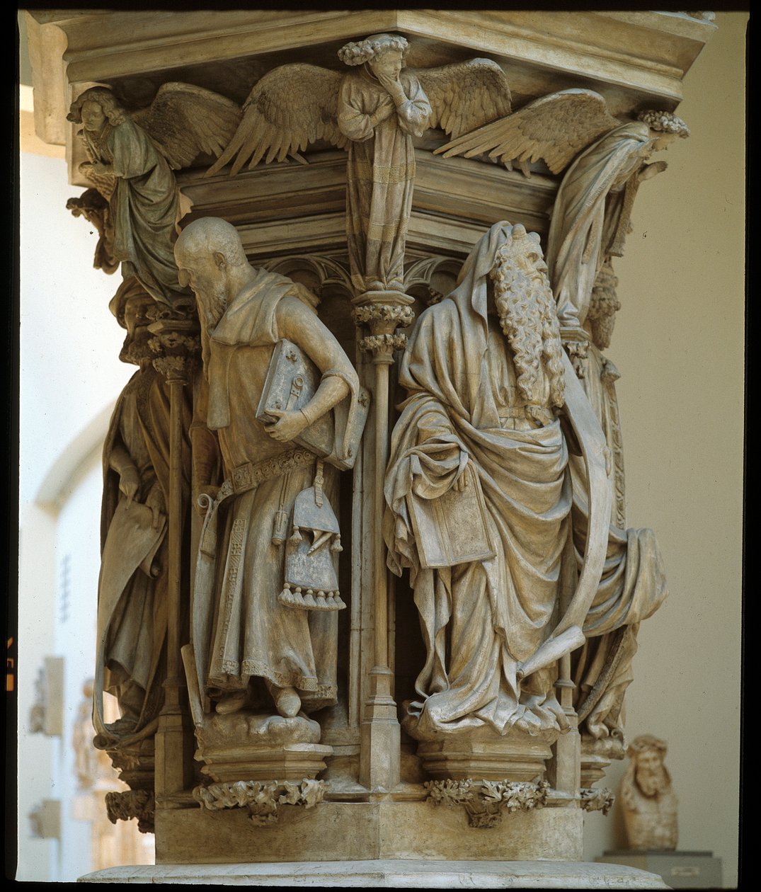 Well of Moses - skulptur anerkendt som mesterværket af den hollandske kunstner Claus Sluter (1340-1405/6) - flamsk gotisk kunst: piedestal med repræsentationer af Daniel, Zaccharie, Esajas (til venstre), Moses (til højre), Jeremie og David af Claus Sluter  af Claus Sluter