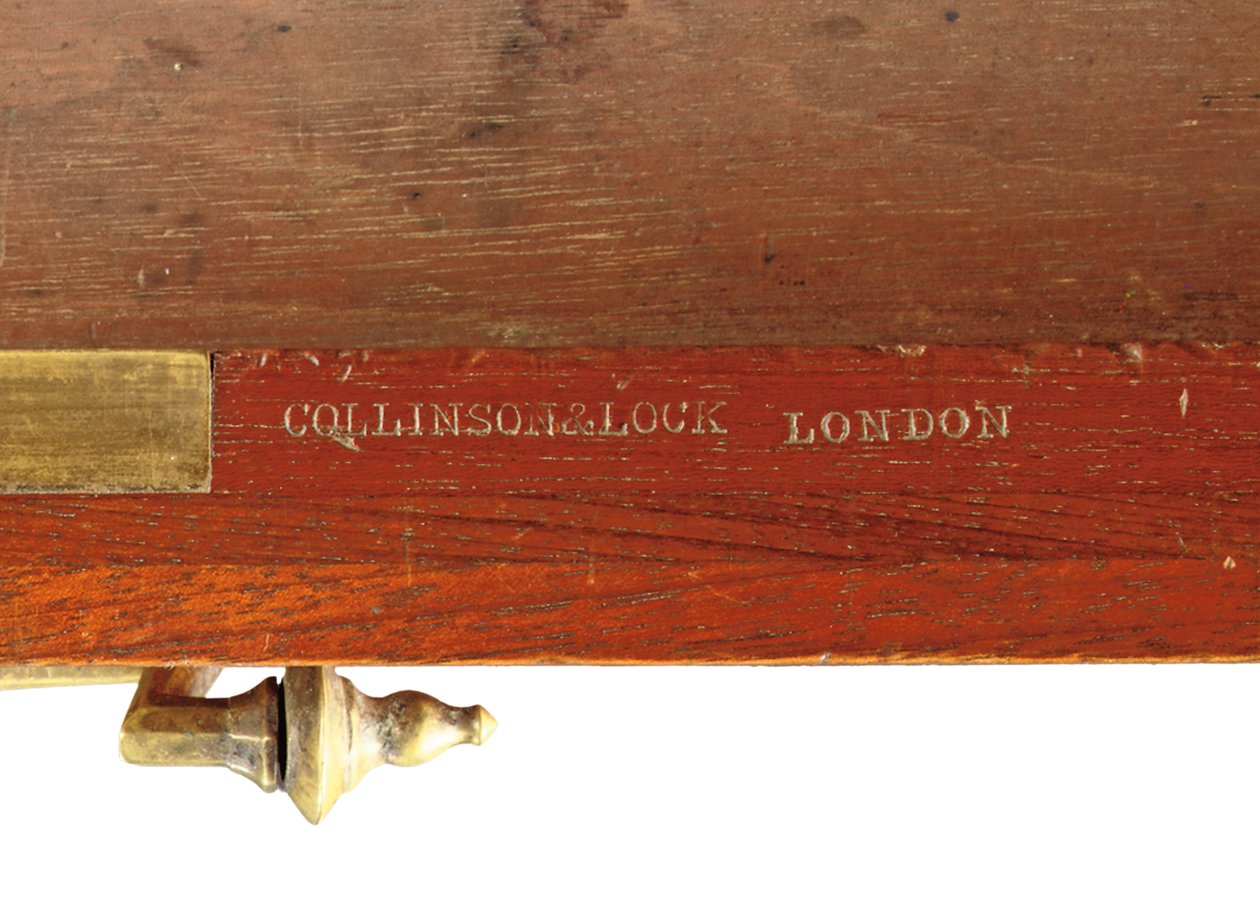 Midt-victoriansk gotisk udskåret valnød og messingmonteret sideskab, detalje, slutningen af 1800-tallet (valnød og messing) af Collinson and Lock