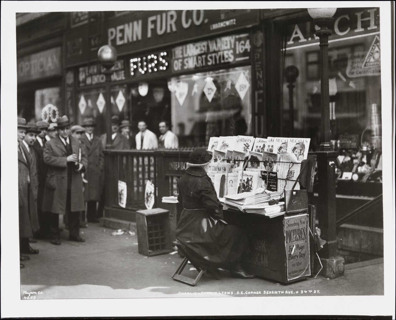 Den blinde nyhedshandler, Fannie Lyons, ved sin stand i det sydøstlige hjørne af 7th Avenue & 34th Street af Company Byron