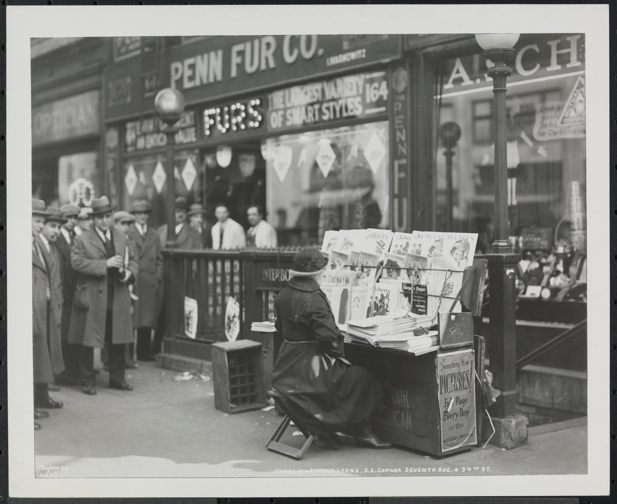 Den blinde nyhedshandler, Fannie Lyons, ved sin stand i det sydøstlige hjørne af 7th Avenue & 34th Street af Company Byron