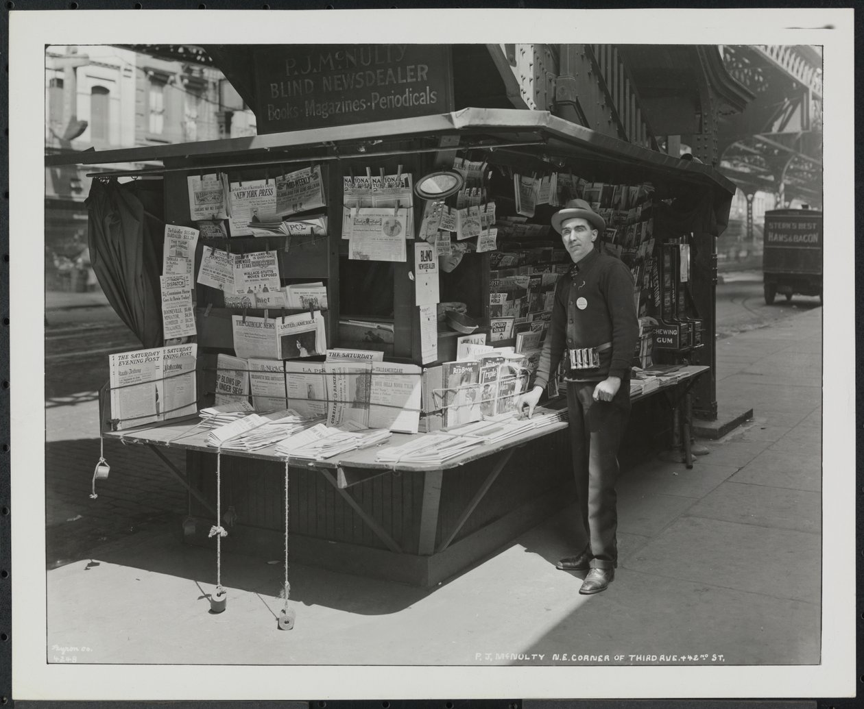 Den blinde nyhedshandler, P.J. McNulty ved sin stand i det nordøstlige hjørne af 3rd Avenue & 42nd Street af Company Byron