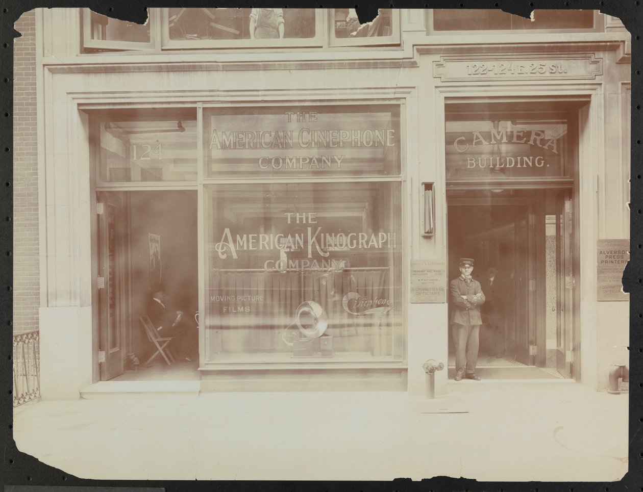 Første sals facade på 122-124 E. 25th Street, Camera Building, American Cinephone Company, American Kinograph Company og dørmand, New York af Company Byron