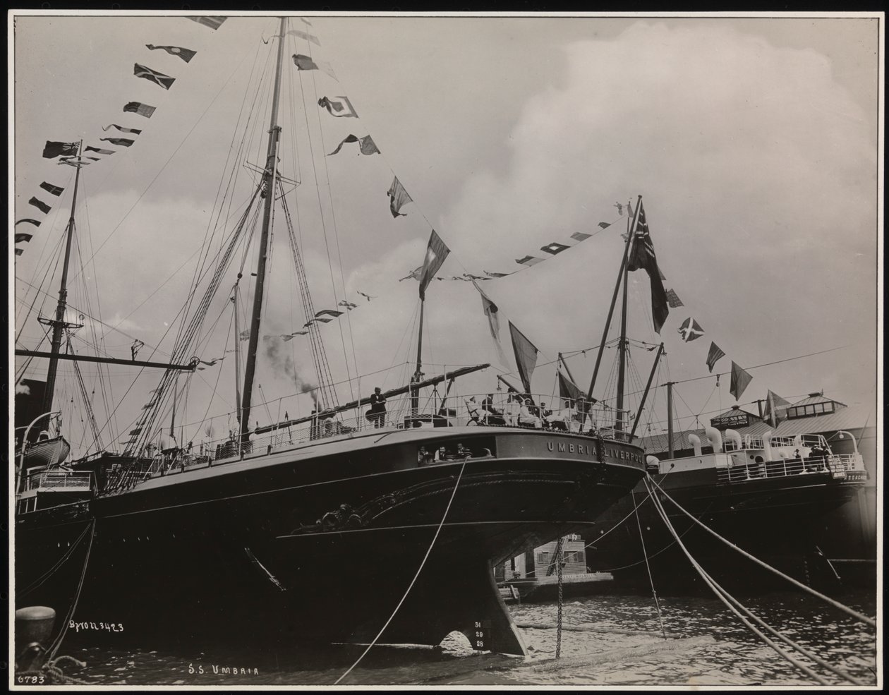 S.S. "Umbria" ved dok, ca. 1897 (s/h-foto) af Company Byron