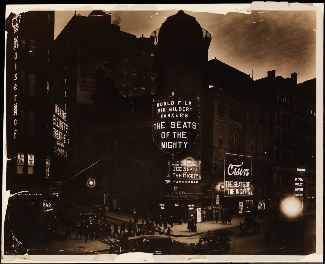 Kasinoteatret om natten, menneskemængder og biler og bygningsarbejdere, der graver på gaden, Broadway og 39th St., New York, ca. 1915 (s/h-foto) af Company Byron