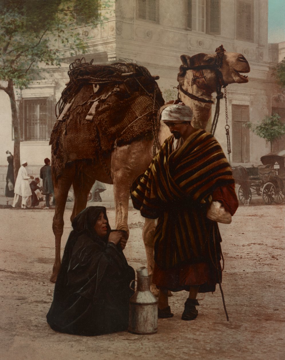 En beduin og hans kone på markedet af Company Photoglob