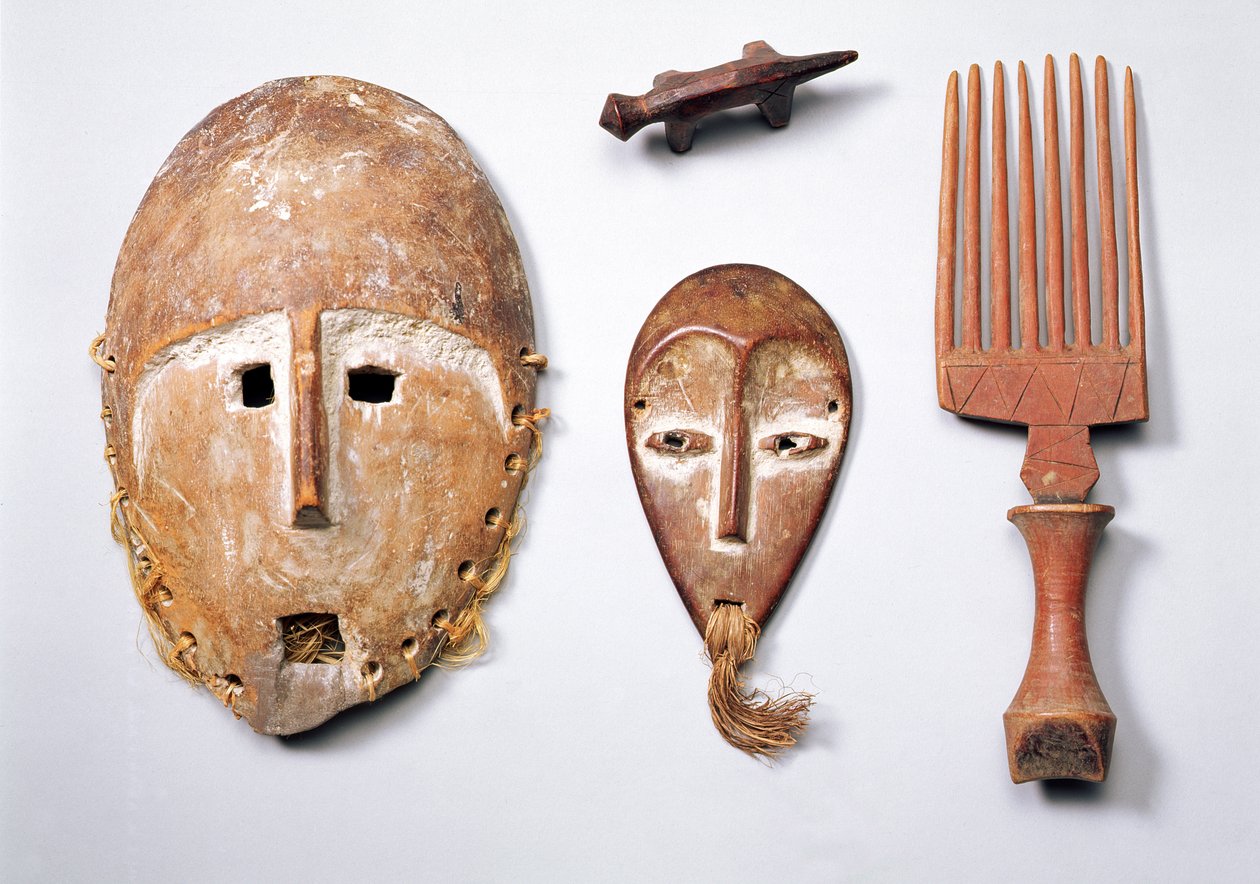 Lukungu-masker, kam og zoomorfisk figur (træ og fibre) af Congolese