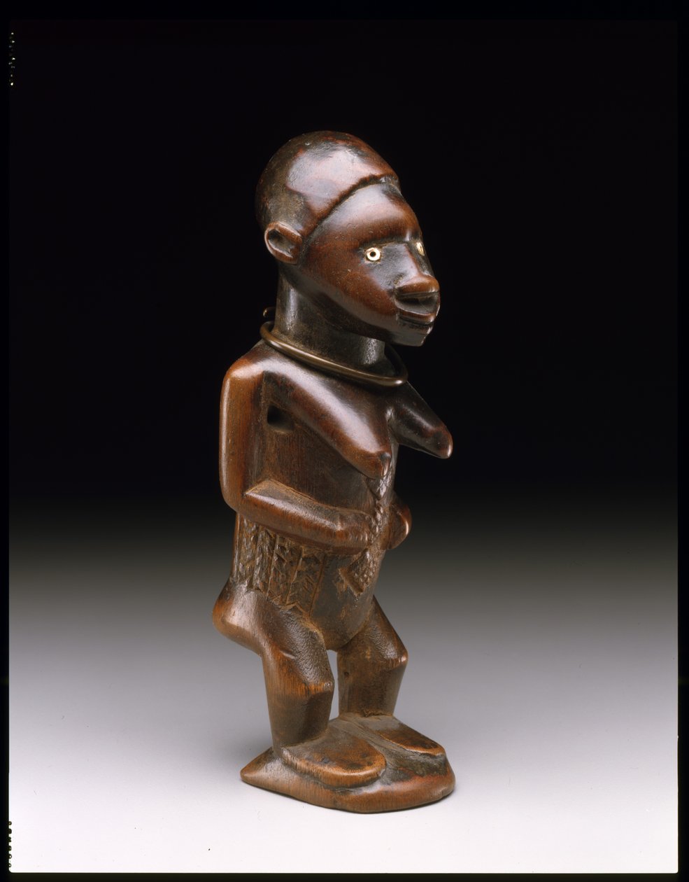 Stående kvindefigur, Bembe-mennesker (træ, perler og metal) af Congolese Congolese