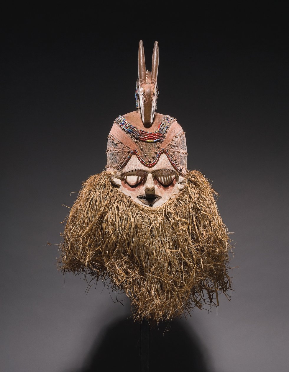Suku hjelmmaske (dyre- og vegetabilske fibre, træ og raffia) af Congolese Congolese
