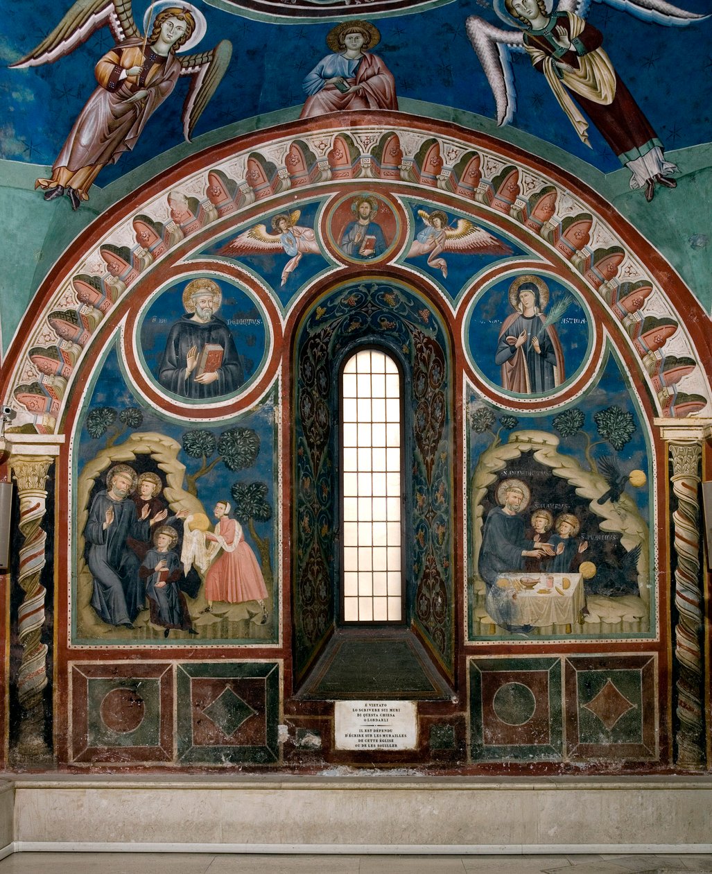 Forskellige episoder af Saint Benedict of Nursies liv: til venstre strækker en kvinde et stykke giftbrød til Saint Benoit, til højre tager en ravn brødet og redder Saint Benoit. Fresko af Master Consolo (1200-tallet) Nedre kirkekloster o af Consolo 
