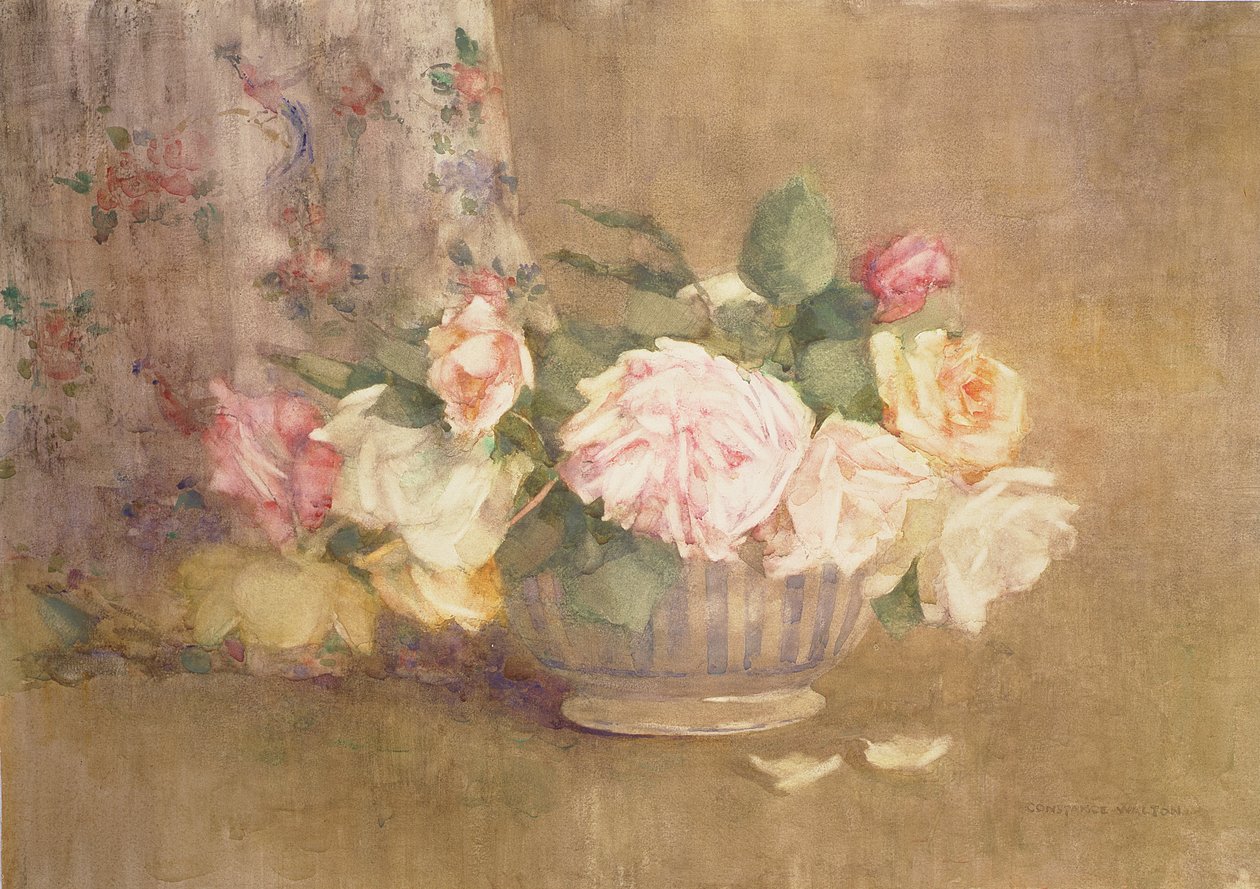 En skål med lyserøde, gule og hvide roser (akvarel på papir) af Constance Walton