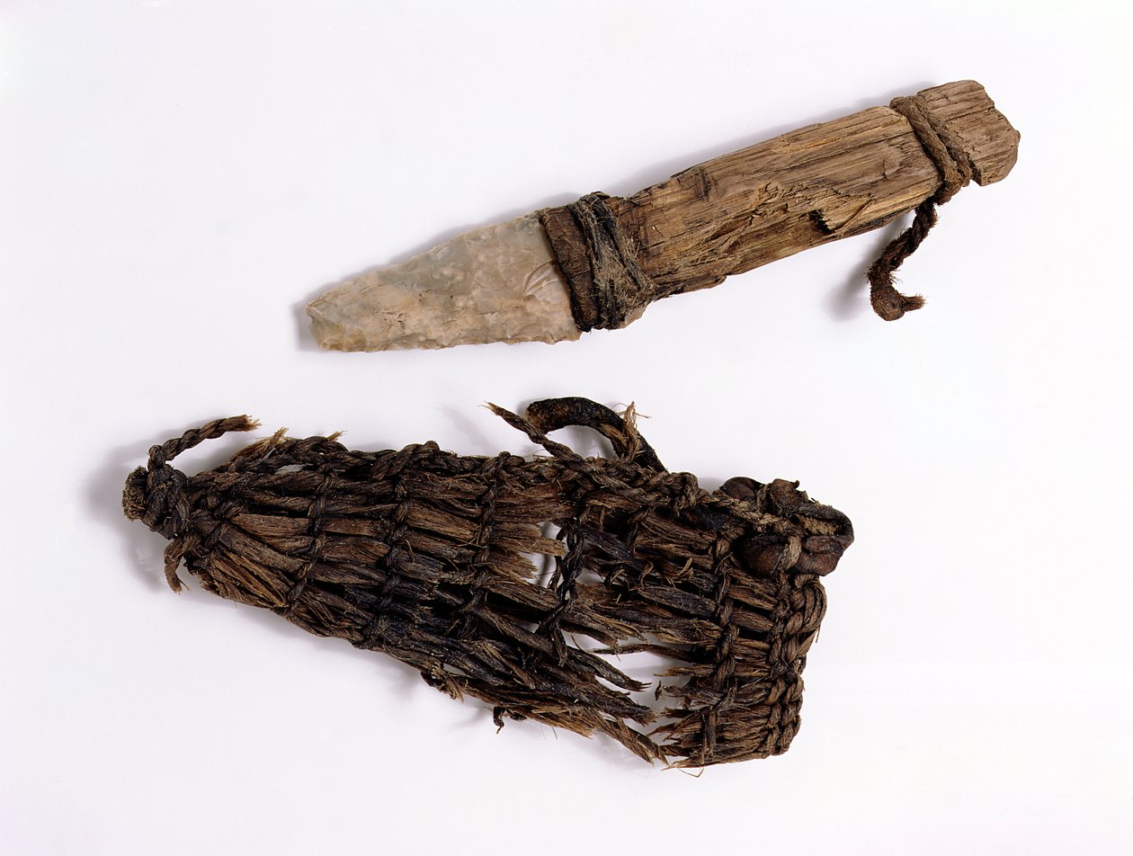 Dolk og skede fundet med Oetzi Iceman (bast, læder, asketræ og flint) af Copper Age