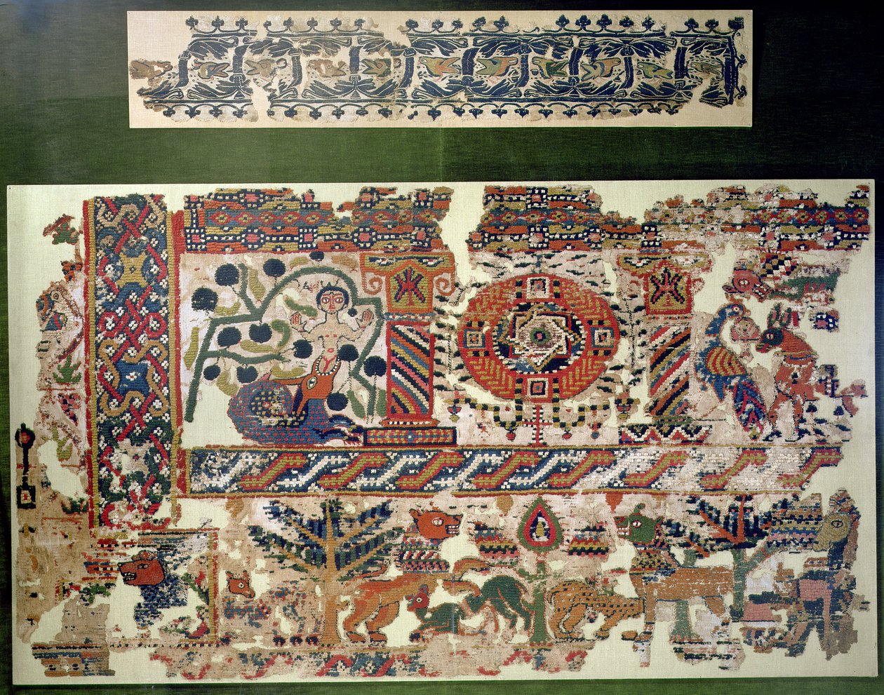 Fragment af tekstil forestillende Jonas og hvalen (linned og uld) af Coptic