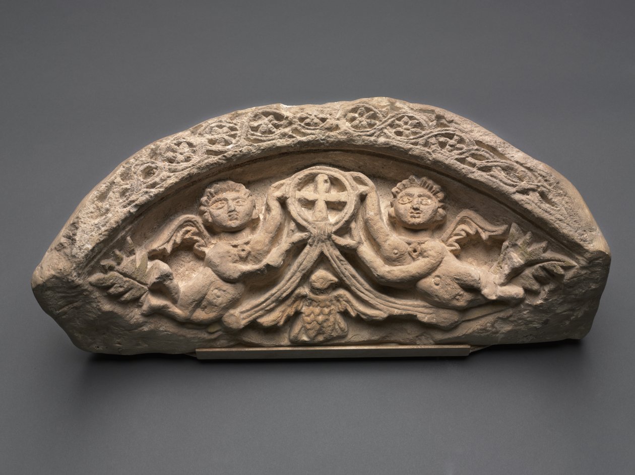 Lunette med to engle, der understøtter et vedhængskors, 400s (kalksten) af Coptic